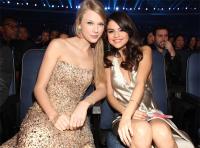 Bí mật tình bạn bền bỉ của Taylor Swift và Selena Gomez