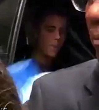 Justin Bieber lại gây  chướng tai gai mắt  khi vứt cờ Argentina xuống đất