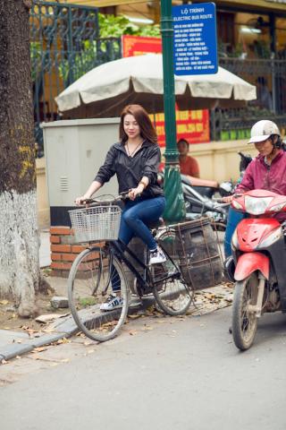 Trà Ngọc Hằng hót phân heo, bán bánh giò kiếm sống trong 48 giờ