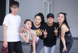 Đức Phúc giả gái, lắc mông và hát