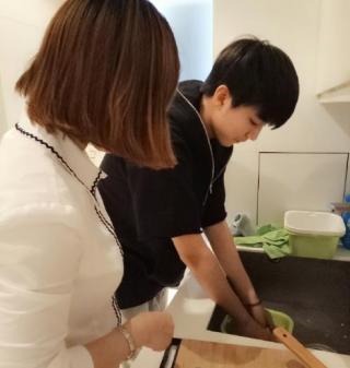 Vương Tuấn Khải giúp mẹ rửa rau, Hoàng Cảnh Du khoe ảnh chụp cùng mẹ