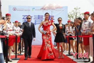 Lễ tốt nghiệp của Học viện Hàng không (Trung Quốc): Sinh viên đi siêu xe, tạo dáng như trên thảm đỏ!