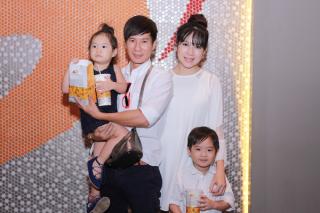 Vợ chồng Lý Hải ton-sur-ton đưa con đi xem phim