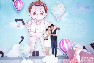 Vợ chồng Đồng Lệ Á mở đại tiệc chúc mừng con trai tròn 100 ngày tuổi