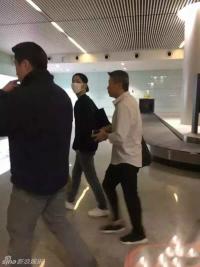 Fan lo lắng vì Song Joong Ki bịt mặt kín mít ở sân bay