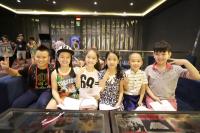 Bị chê hở hang, Tóc Tiên mặc kín bưng dẫn dàn Idol Kids đi xem phim