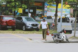 Nếu ai đó luôn thở than chán việc, hãy nhìn cách anh đánh giày bị bại não đang hăng say làm việc thế nào...