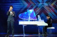 Chàng trai hát tặng mẹ già đau ốm gây xúc động ở X Factor