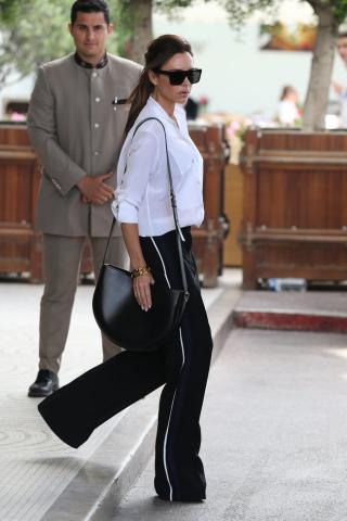 Victoria Beckham tích cực diện quần dài thượt để che bàn chân biến dạng?