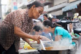 Chuyện nhỏ đằng sau gánh bún riêu vỉa hè 59 năm  xin gì cũng cho  ngay trung tâm Sài Gòn