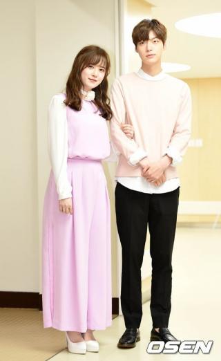 Ahn Jae Hyun - Goo Hye Sun sánh đôi đến viện nhi tặng tiền tổ chức đám cưới
