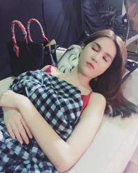 Facebook 24h: Ngọc Trinh tiết lộ khuôn mặt  đáng thương  khi ngủ