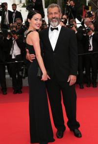 Mel Gibson đưa bồ trẻ kém 35 tuổi tới lễ bế mạc LHP Cannes