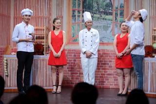 Hoài Linh hành hạ Nhan Phúc Vinh tơi tả trong game show