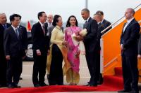 Profile của cô gái xinh đẹp tặng hoa sen cho Tổng thống Obama tại Tân Sơn Nhất