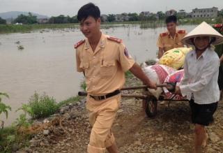 Những khoảnh khắc đi vào lòng người của chiến sĩ công an