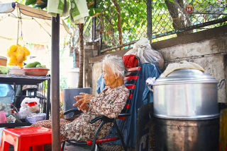  Ở ngoài đường mới mát, nhường chỗ trong nhà để mấy đứa nó ngủ ngon hơn! 