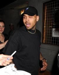 Chris Brown bị kiện vì dám “bắt nạt” người hâm mộ
