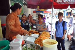 Vã mồ hôi đi mua bánh mì nướng muối ớt đang gây sốt ở Sài Gòn