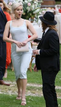 Jennifer Lawrence diện mốt không nội y đi đám cưới bạn thân
