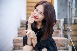 Hòa Minzy:  Yêu xa, chỉ cần một cuộc gọi nhỡ cũng vui 