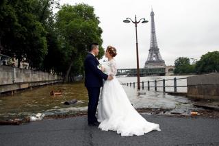 Các cặp đôi chụp ảnh cưới giữa trận lụt lịch sử ở Paris