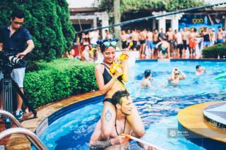 Pool party cuối tuần - Con gái Hà Nội, khi muốn sexy thì cũng sexy hết cỡ!