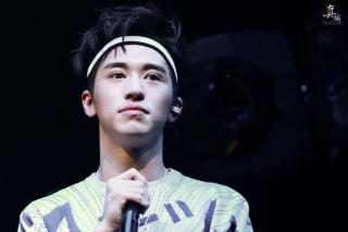 Hứa Ngụy Châu đẹp trai ngời ngợi, khiến fan mãn nhãn trong concert đầu tiên