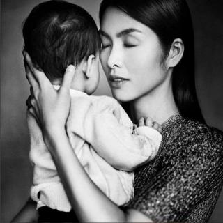 Hà Tăng lần đầu khoe hình ảnh của con trên mạng xã hội