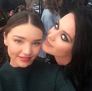 Miranda Kerr chụp ảnh thân thiết với bạn gái của chồng cũ