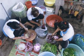 Cán bộ phường cùng người dân đi chợ, nấu cơm miễn phí cho người nghèo ở Sài Gòn