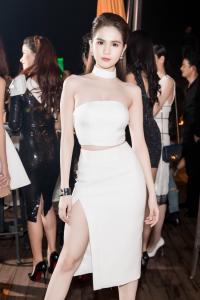 Ngọc Trinh diện  cây trắng , tự tin đọ sắc bên hai Hoa hậu Hàn Quốc và Trung Quốc