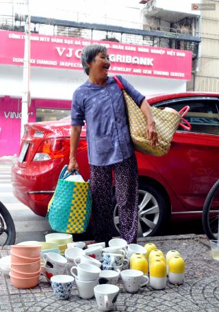 Mỗi ngày, bà cụ 66 tuổi lại lặn lội 20km lên Sài Gòn bán dạo gốm sứ nuôi con cháu...