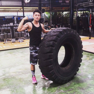 Harry Lu biến hóa với thân hình cơ bắp, gợi cảm