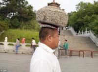 Giảm cân kiểu Trung Quốc: Đội đá 40kg đi dạo