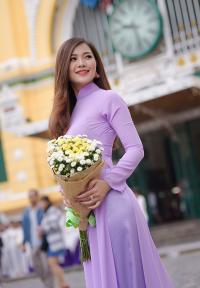 Thiếu nữ Hà Nội thướt tha áo dài dạo phố Sài Gòn