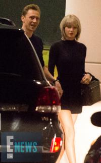 Taylor Swift khoe chân dài khi đi chơi tối với bạn trai