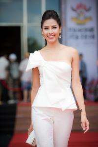 Nguyễn Thị Loan khoe vai trần với áo trắng tinh khôi