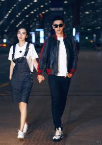 Angelababy và Huỳnh Hiểu Minh tình cảm ở sân bay