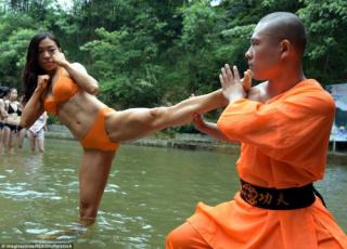 Nữ sinh mặc bikini luyện võ với bậc thầy kung fu để tìm việc như ý