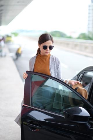 Sao  Tôi thấy hoa vàng trên cỏ xanh  ôm bạn trai ở sân bay