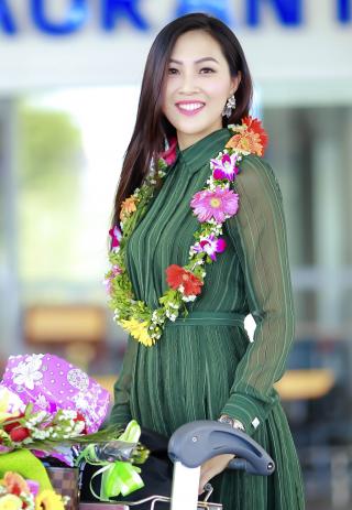 Tân Hoa khôi áo dài Diệu Ngọc lần đầu về thăm nhà sau khi đăng quang