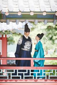 “Thái tử” Park Bo Gum và  nam nhân  Kim Yoo Jung đắm đuối trao tình qua ánh mắt
