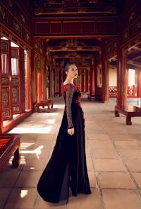 Hoa hậu Thu Hoài đẹp hút hồn giữa Kinh thành Huế
