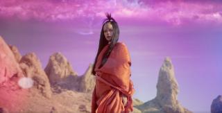 Rihanna cạo lông mày trong MV nhạc phim bom tấn