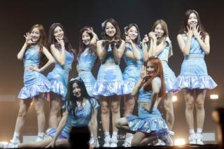 Nhóm nữ Kpop bị chê diện  áo mưa  lên sân khấu