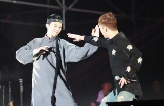 G-Dragon và Seungri đấu võ thuật trên sân khấu