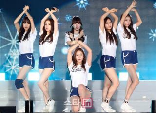 Khán giả thương cảm nhóm nữ Kpop dầm mưa hát