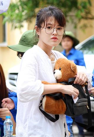 Nữ sinh ôm “gấu” đi thi THPT Quốc gia