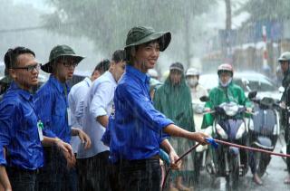 Từ ảnh SVTN đội mưa, ngẫm về tư duy  làm tình nguyện 